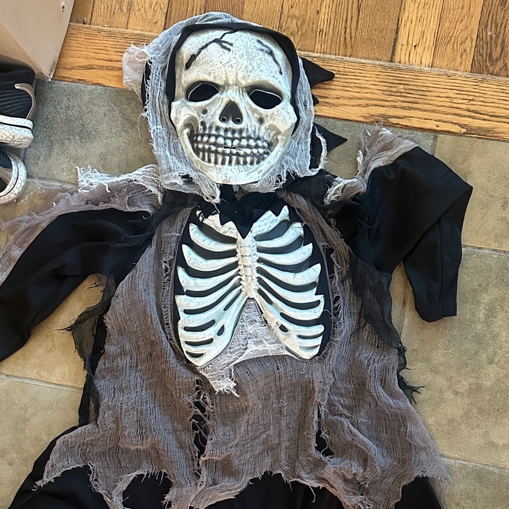 Chilling Skeleton Kids Costume, Black and White.Has rope to tie size 7 runs big